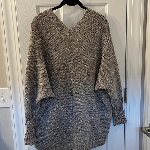 NWOT Love x Design Women's Taupe Gray Knit Sweater - Picture 6 of 6